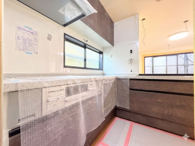 戸塚区上矢部町　中古戸建てのキッチン|［施工中］◆動きに無駄がなくなるL字型を採用。リビングの様子を見ながら効率よく料理もできる賢いキッチンです。食洗機や浄水器などあると嬉しい設備も完備しています。