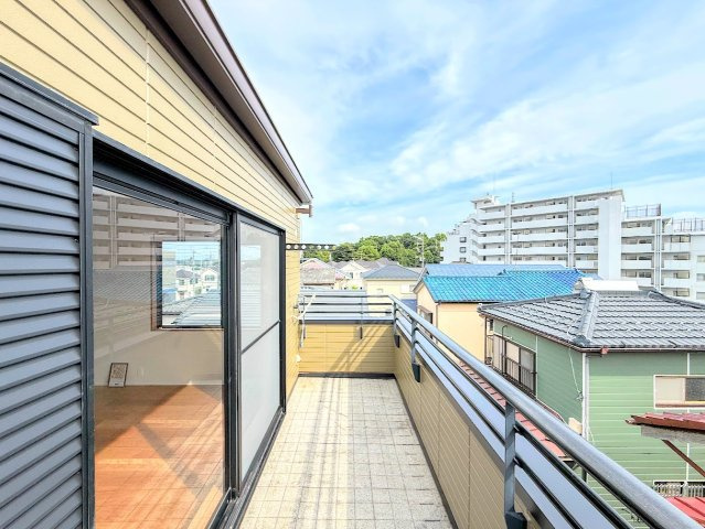 戸塚区上矢部町　中古戸建てのキッチン|［施工中］◆動きに無駄がなくなるL字型を採用。リビングの様子を見ながら効率よく料理もできる賢いキッチンです。食洗機や浄水器などあると嬉しい設備も完備しています。