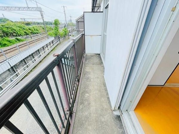 横浜市神奈川区三枚町のアパートのバルコニー