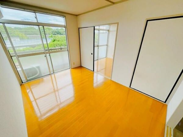 横浜市神奈川区三枚町のアパートの居間・リビング