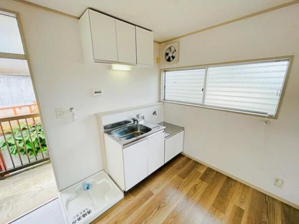 横浜市神奈川区三枚町のアパートのキッチン