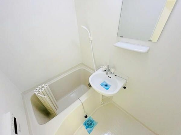 横浜市神奈川区三枚町のアパートの浴室