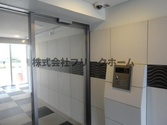 三鷹市下連雀８丁目の賃貸マンションのエントランス