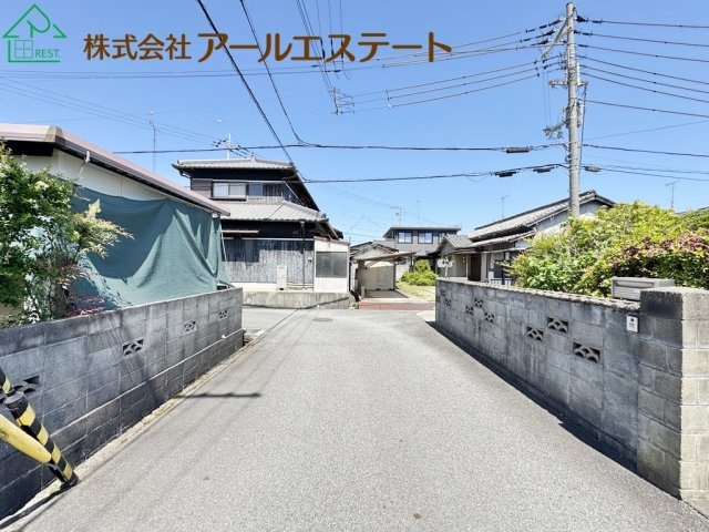 加古川市東神吉町神吉　　　中古戸建の前面道路含む現地写真