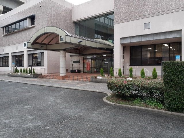 レイ・クレストの周辺