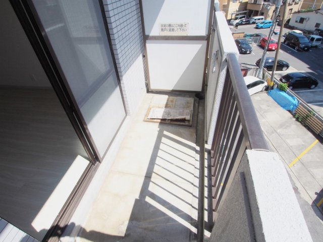 今本ビルのバルコニー|別部屋の写真です。ご参考にご覧ください。
