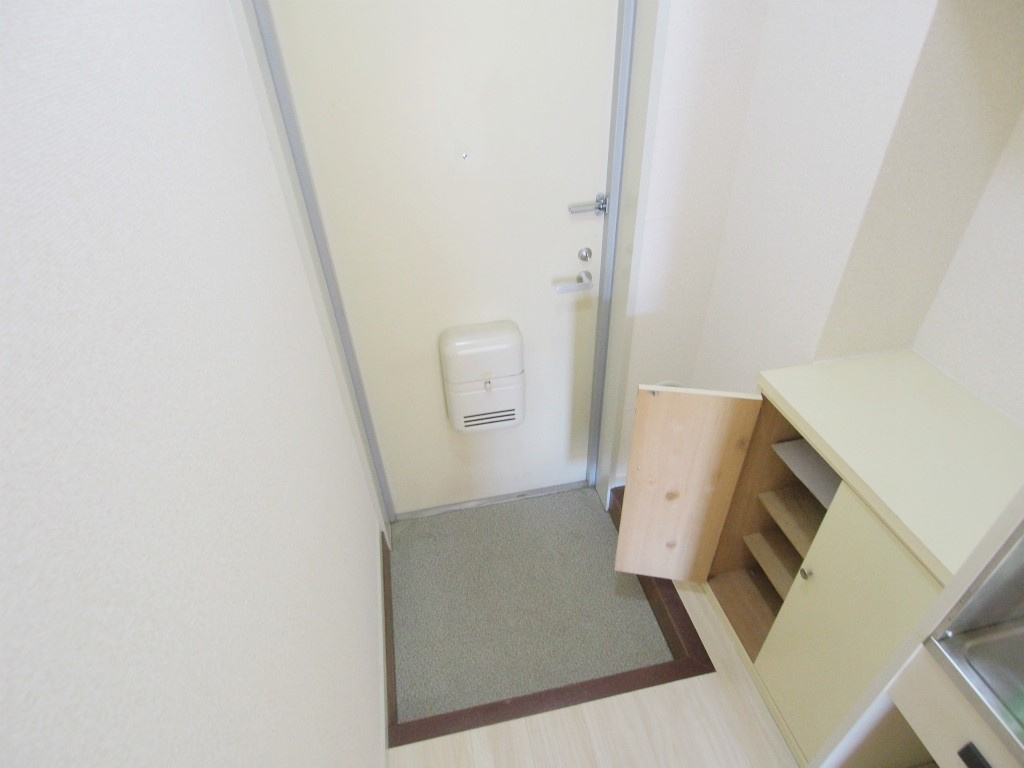 今本ビルの玄関|別部屋の写真です。ご参考にご覧ください。