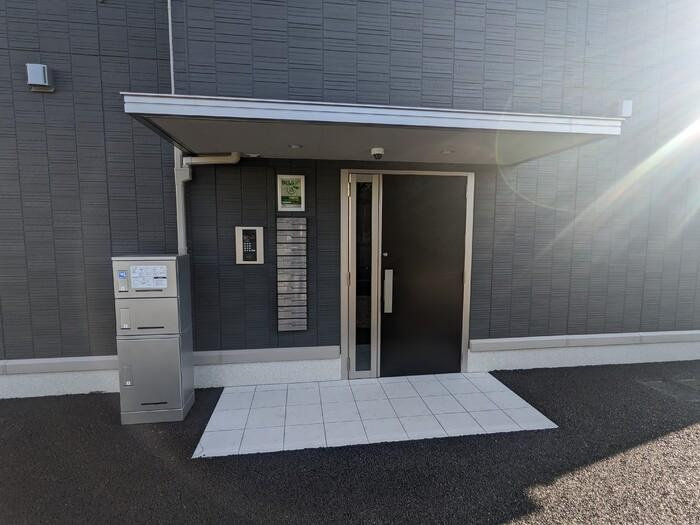 オペラハウス飯塚のエントランス|オートロック・宅配BOX