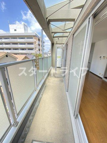 大阪市淀川区木川西４丁目の賃貸マンションのバルコニー