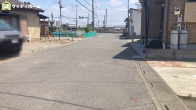 越谷市南荻島　中古一戸建ての前面道路含む現地写真