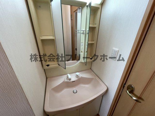 武蔵野市西久保３丁目のアパートの洗面所