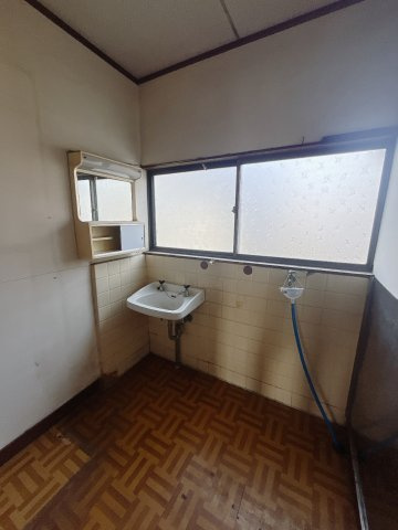 【中古戸建】前橋市箱田町の独立洗面台|■洗面室｜洗濯機もおけるほどの洗面室です♪大きな窓つき明るい日差しも差し込みます♪