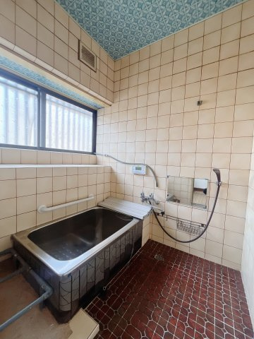 【中古戸建】前橋市箱田町の浴室|■浴室｜大きな窓付きなので、換気もできるので綺麗を保てます♪
