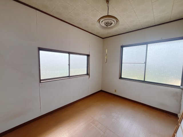 【中古戸建】前橋市箱田町の洋室|■2階洋室｜どんな家具も合わせやすいデザイン！シンプルなつくりだからこそどんな色味・どんな素材の家具もしっくりマッチします♪