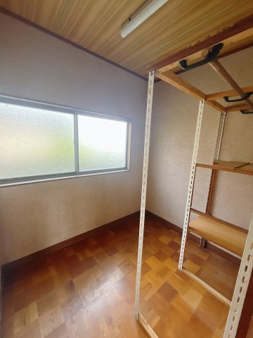 【中古戸建】前橋市箱田町の収納|■WIC｜お気に入りのお洋服もシワを作らずきれいに管理ができる夢のウォークインクローゼット！今お使いの収納ケースもスッポリそのまま収まる広さです♪
