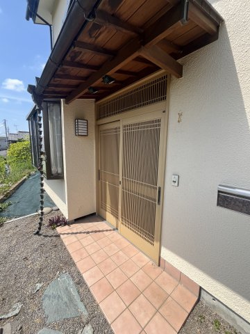 【中古戸建】前橋市箱田町の外観|■玄関｜また屋根付きの玄関ドアなのでお家に入る際に濡れてしまう心配もなく安心の玄関ドアになっています。