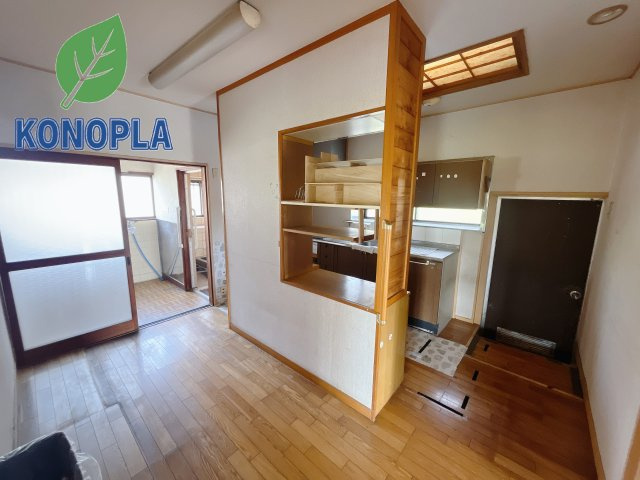 【中古戸建】前橋市箱田町の居間・リビング|■リビング｜落ち着きのある表情を見せるリビングダイニング。太陽の光がたっぷり差し込むリビングは、自然とご家族が集まる居心地の良い空間です。