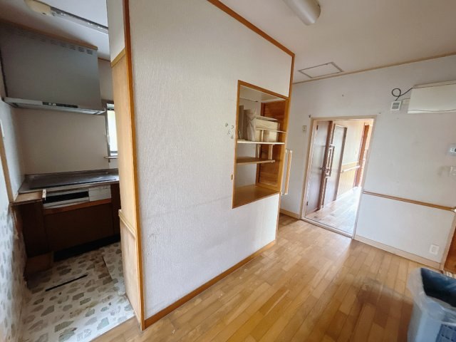 【中古戸建】前橋市箱田町のキッチン|■キッチン｜大きなお鍋や調理用具のも出し入れラクラクな収納がたっぷり！毎日使う場所だからこそ、無理のない姿勢で作業できるのは嬉しいポイントですね(*＾＾*)♪
