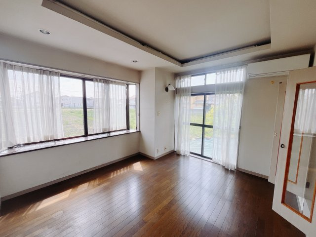 【中古戸建】前橋市箱田町の洋室|■1階洋室｜ナチュラルカラーの床です。模様替えなどとても楽しく工夫できます♪陽当たり、風通しもとても良いので毎日快適な生活スタートです！子供部屋にも良いですね♪