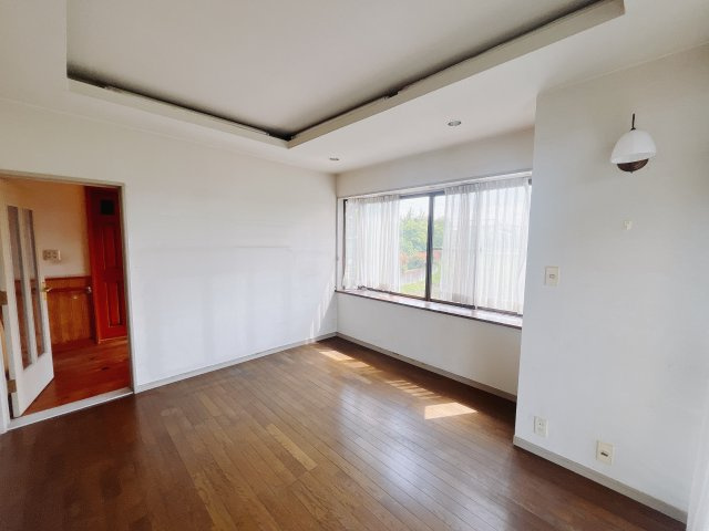【中古戸建】前橋市箱田町の洋室|■1階洋室｜1階洋室には大きな窓をご用意しています。日中はあたたかな日差し差し込み自分時間も充実できますね＾＾