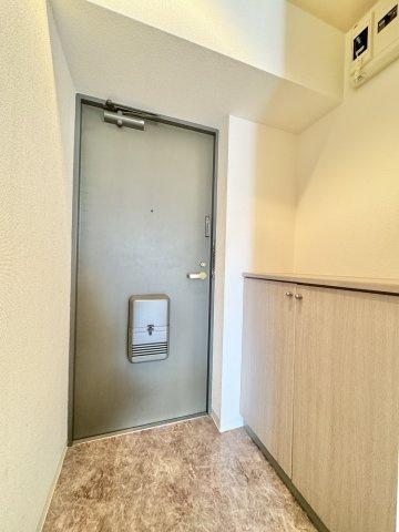ダイアパレス琴似第四の玄関|玄関スペースにはシューズボックス完備♪