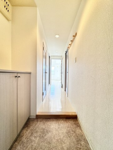 ダイアパレス琴似第四の玄関|玄関を入口側から撮影。南西窓からの光が届いて明るいです♪