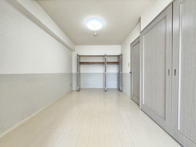 ダイアパレス琴似第四の洋室|２室続きの洋室を撮影。６帖の洋室には壁一面のクローゼット完備