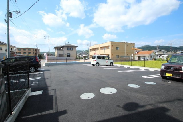 シャインピーチの駐車場