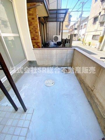 花園西町1丁目中古戸建のその他共用部分|自転車・バイクを置けるスペースがございます！他には植木鉢置いたり、小さいお子様のプール遊び等に使えます。