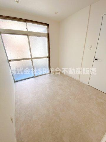花園西町1丁目中古戸建の居間・リビング|明るいリビングです！