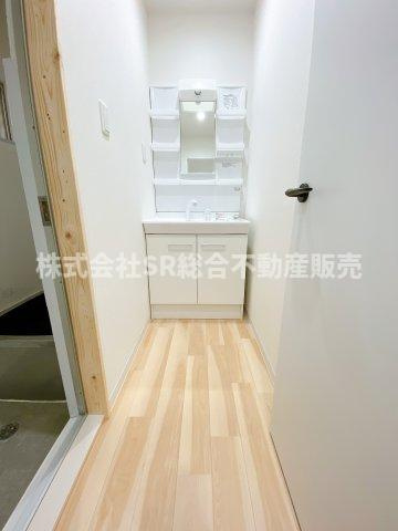 花園西町1丁目中古戸建の脱衣所|脱衣スペースもあります。