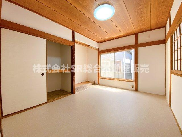 花園西町1丁目中古戸建の寝室|広くて明るい寝室
