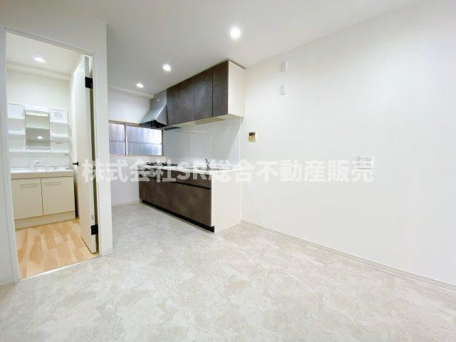 花園西町1丁目中古戸建の居間・リビング|使いやすいリビングです