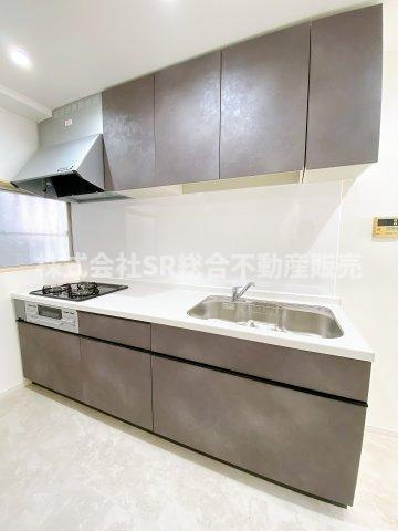 花園西町1丁目中古戸建のキッチン|落ち着いたグレーのシステムキッチン♪快適にお料理できます！