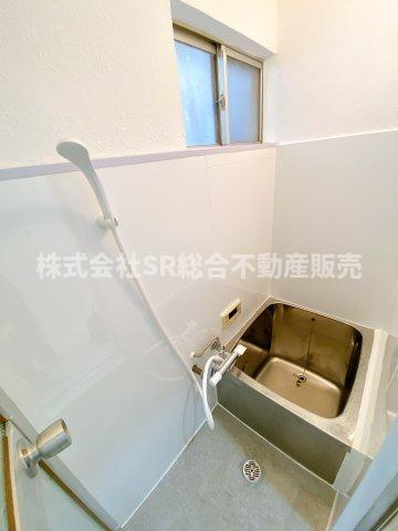 花園西町1丁目中古戸建の浴室|お風呂には窓もあり、換気がバッチリとできます☆