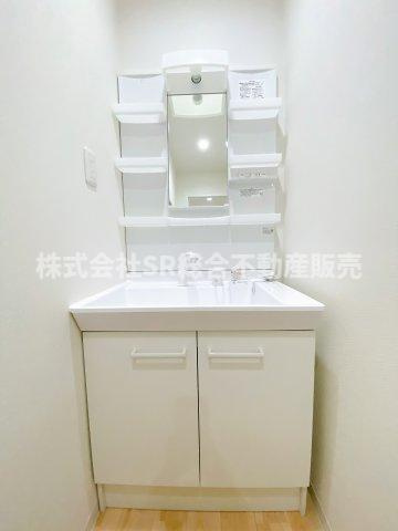 花園西町1丁目中古戸建の独立洗面台|独立洗面台、小物を置くことができて便利です！