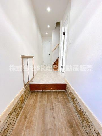 花園西町1丁目中古戸建の玄関|玄関にはシューズボックスもあり使いやすいです！
