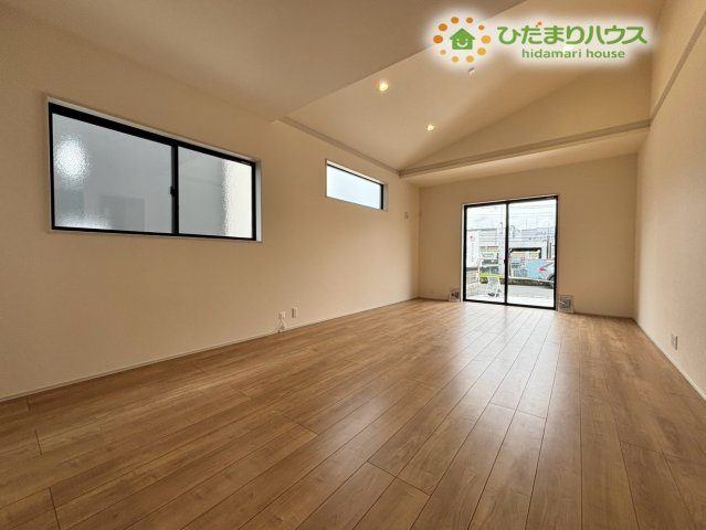 深谷市東方町　第6　新築一戸建て　リーブルガーデン　01の居間・リビング|開放感のある勾配天井が印象的なリビング空間です! 上部からの広がりを感じられる設計になっており、複数ある窓から陽の光を取り込みながらご家族みんなでリラックスしてゆったり過ごすことができます♪