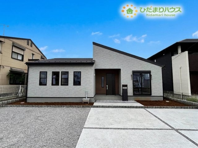 深谷市東方町　第6　新築一戸建て　リーブルガーデン　01の外観|スタイリッシュで落ち着きのある現代的な外観デザインです! 周囲の街並みにも美しく調和しており、前面道路からの出入りもスムーズで毎日の移動やお出かけもストレスなく行っていただけます♪