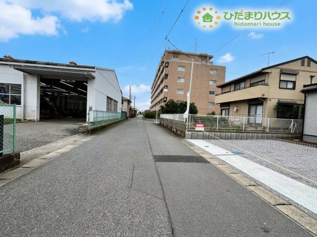 深谷市東方町　第6　新築一戸建て　リーブルガーデン　01の前面道路含む現地写真|見通しが良くすっきりと整った前面道路です! 道幅も広めなのでお車の運転や出し入れがしやすく、交通量も落ち着いているため、小さなお子様とご一緒の徒歩でのお出かけ時も安心感を持って通行していただけます♪