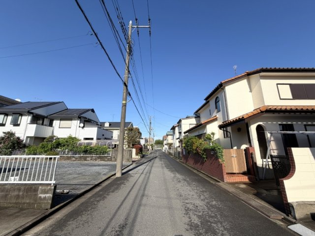 所沢市東所沢3丁目 全1区画65坪 建築条件なし売地の前面道路含む現地写真