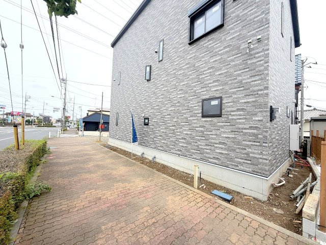 あきる野市野辺全１棟　新築戸建　の前面道路含む現地写真