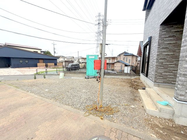 あきる野市野辺全１棟　新築戸建　の前面道路含む現地写真
