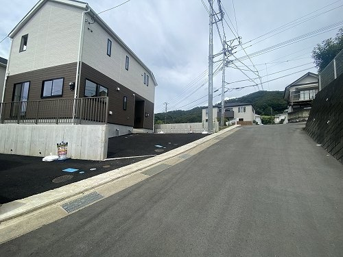 【仲介手数料０円】秦野市北矢名第15　新築一戸建て　全2棟の前面道路含む現地写真|秦野市北矢名第15　新築一戸建て　全2棟