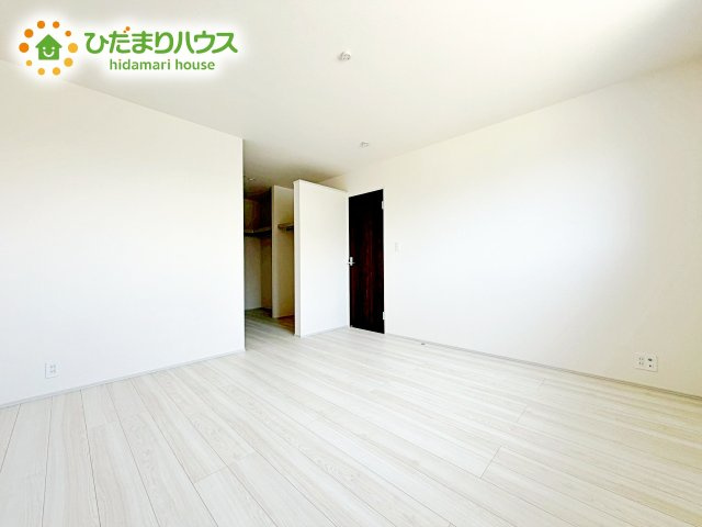 【寝室】 | ひたちなか市八幡町2期　新築戸建 | 壁紙はシンプルで清潔なホワイトで統一しています。朝の光をたっぷり浴びながら一日をスタート！目覚めは明るくあたたかな場所で。