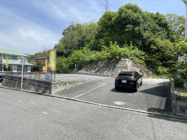 己斐大迫3丁目　一戸建ての前面道路含む現地写真|現況は駐車場となっています。対象不動産の土地は当画像の一部となります。
