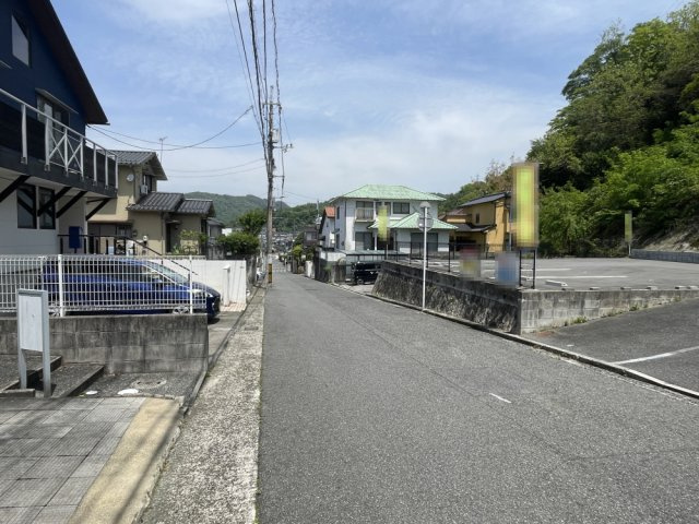 己斐大迫3丁目　一戸建ての前面道路含む現地写真|西側の前面道路幅員は約6.1ｍ。整備された団地の山手で車の交通量が少なく、離合の際もスムーズです。