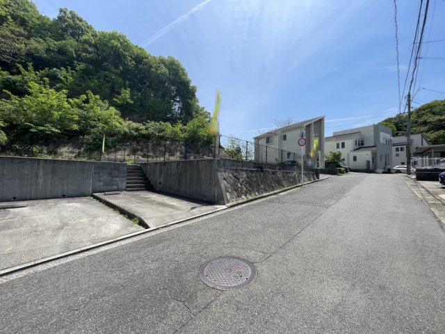 己斐大迫3丁目　一戸建ての前面道路含む現地写真|毎日のお買い物は「ピュアークック己斐上店」が車で約3分の近さです。