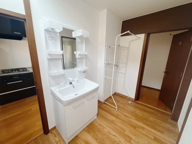 【中古戸建】高崎市倉賀野町の独立洗面台|■洗面室｜ゆとりのある洗面脱衣室ではお子様と並んで歯磨きもできるので一緒に成長を楽しめます♪ひろびろとした洗面室で、朝の準備も楽しくなります☆.*