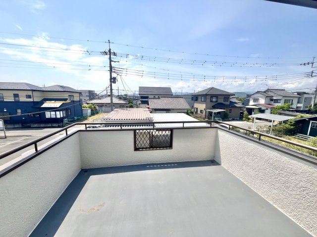【中古戸建】高崎市倉賀野町のバルコニー|■バルコニー｜ワイドバルコニーは、溜め込んでしまったお洗濯物を一気に干すことができるくらいのスペースがあります。二部屋から出入り可能なのでお布団などもラクラク干せますね♪
